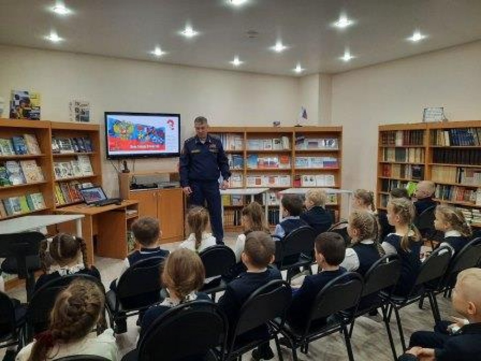 Генерал-майор полиции Андрей Горбунов провёл в архангельской школе урок Мужества